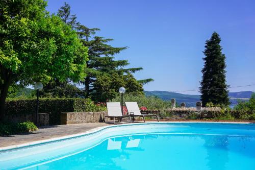 Cozy Villa with Pool & Lake Castle View