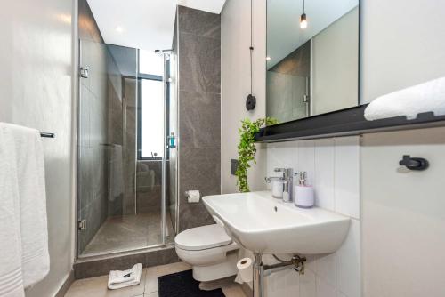 The Lineal 421 - Smart 1BR Apartment Sandton CBD Pool & WiFi in Sandton