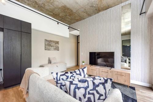 The Lineal 421 - Smart 1BR Apartment Sandton CBD Pool & WiFi in Sandton