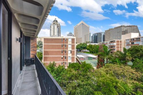 The Lineal 421 - Smart 1BR Apartment Sandton CBD Pool & WiFi in Sandton