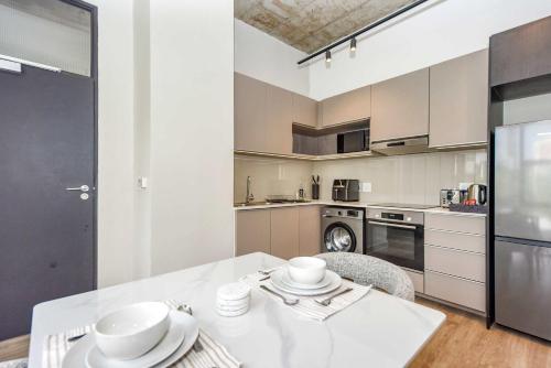 The Lineal 421 - Smart 1BR Apartment Sandton CBD Pool & WiFi in Sandton