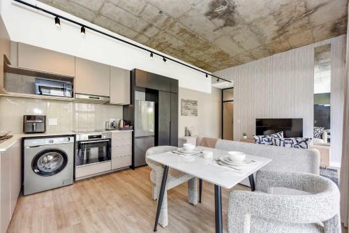 The Lineal 421 - Smart 1BR Apartment Sandton CBD Pool & WiFi in Sandton