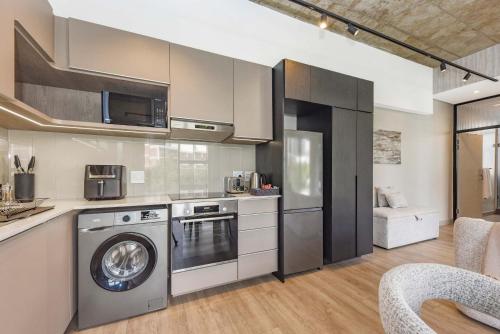 The Lineal 421 - Smart 1BR Apartment Sandton CBD Pool & WiFi in Sandton