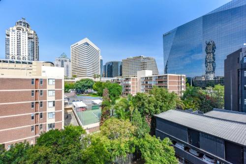 The Lineal 421 - Smart 1BR Apartment Sandton CBD Pool & WiFi in Sandton
