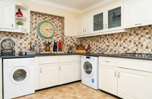 Spacious 4 Bed Victorian House Near Beach Free Private Parking in Portobello