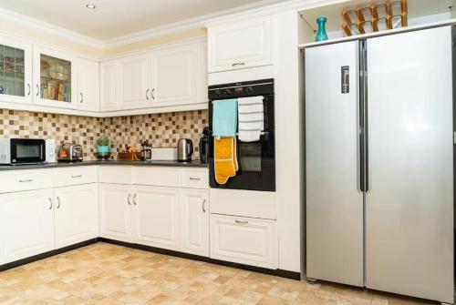 Spacious 4 Bed Victorian House Near Beach Free Private Parking in Portobello