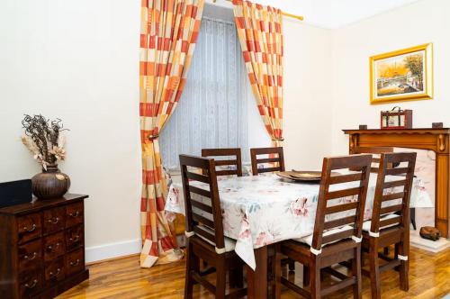 Spacious 4 Bed Victorian House Near Beach Free Private Parking in Portobello
