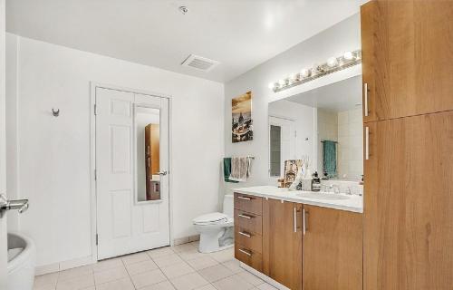 Two Bedroom High Rise Residence with City Views - image 10