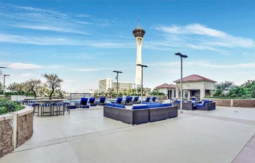 Two Bedroom High Rise Residence with City Views - image 5