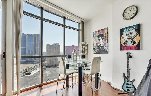 Two Bedroom High Rise Residence with City Views - image 2