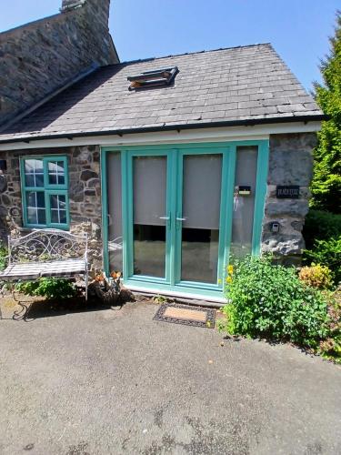 Yr Hen Efail - Quirky Old Smithy cottage near forest walks, cycling & lakes in Llangadfan