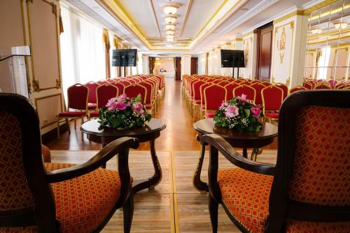 Darījumu centrs, Hotel Moskva in Belgrada