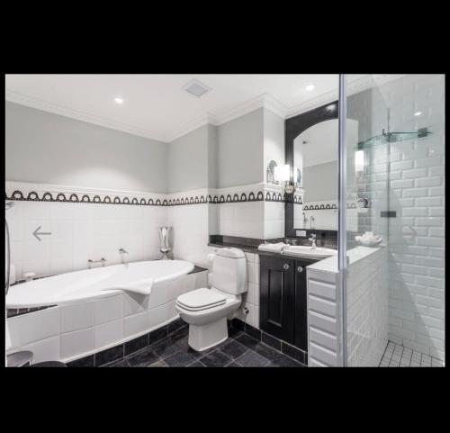Luxurious Accessible Apartment with Stunning Views in Cape Town - image 2