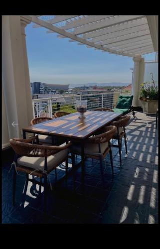 Luxurious 3-Bedroom Apartment with Ocean Views in Cape Town - image 10