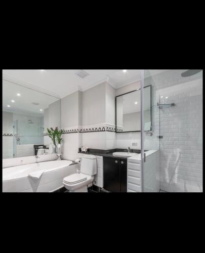 Luxurious 3-Bedroom Apartment with Ocean Views in Cape Town - image 6