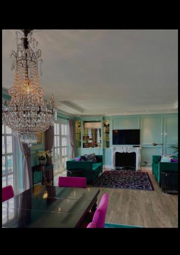 Luxurious 3-Bedroom Apartment with Ocean Views in Cape Town - image 5