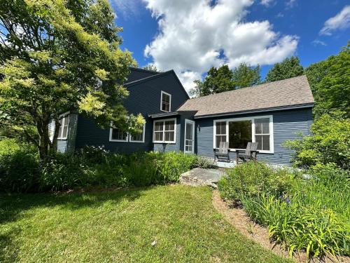 Bluebird Cottage - Three Min to Sugarbush Resort - main image