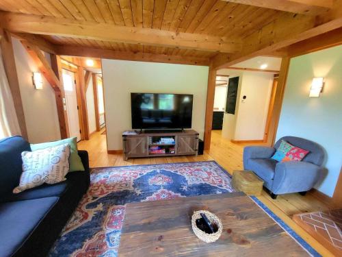 Bluebird Cottage - Three Min to Sugarbush Resort - image 14
