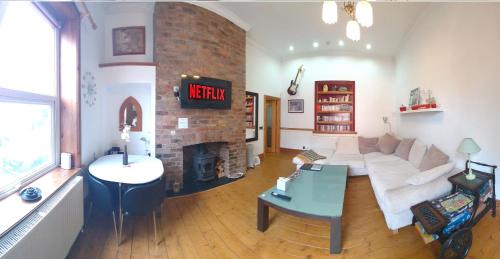 FREE DOG STAY - LARGE APARTMENT - FREE PUBLIC PARKING BEDROOM TV, WALK in SHOWER - FULL Kitchen - NE – khách sạn tại Sân bay quốc tế Cardiff và vùng lân cận