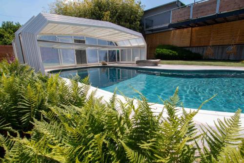 Cottage with large pool Au Jardin Du Levant gîte à louer Holving