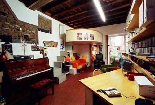 Architect Designed Trendy Flat by Colosseum