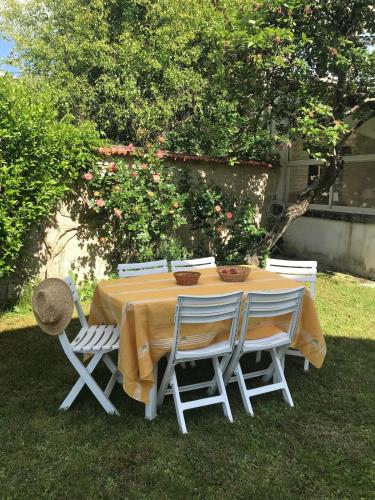 Dārzs, Jolie maison ancienne avec jardin, au calme et avec vue sur la campagne in Arcy Sur Cure