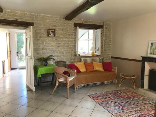 Jolie maison ancienne avec jardin, au calme et avec vue sur la campagne in Arcy Sur Cure