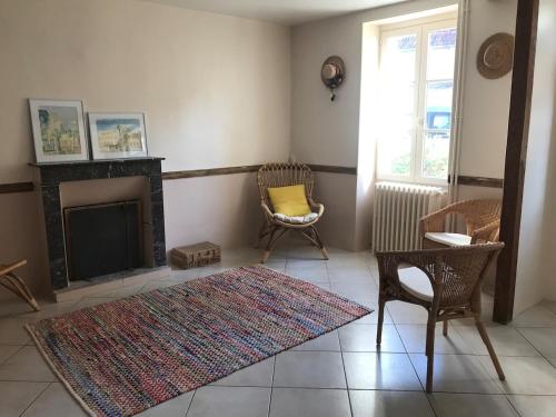 Jolie maison ancienne avec jardin, au calme et avec vue sur la campagne in Arcy Sur Cure