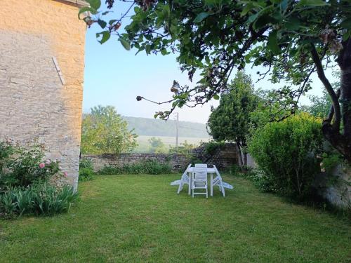 Dārzs, Jolie maison ancienne avec jardin, au calme et avec vue sur la campagne in Arcy Sur Cure