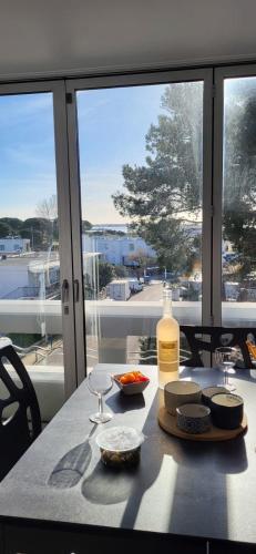 La Voile Bleue où il fait bon être plage et commerces à pied 2 de France