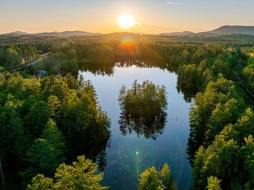 Sunset Shores Home on Wolf Pond – khách sạn tại Whiteface