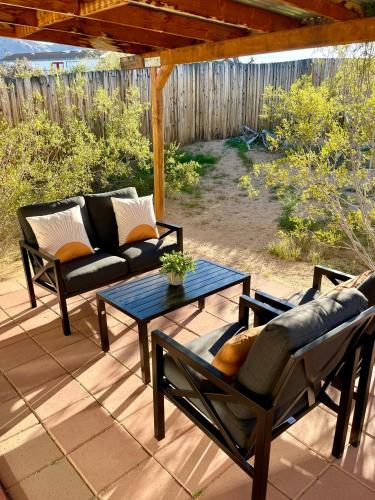 Cozy Desert Retreat, amazing views, 4 miles from JTNP in Joshua Tree, USA