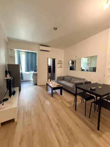 Lovely 3 rooms Nice riquier next to Port with AC!, Nice