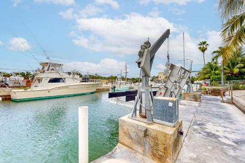 Waterfront home with boat canal access, screened lanai, & renovated interior in Ramrodkija (FL)