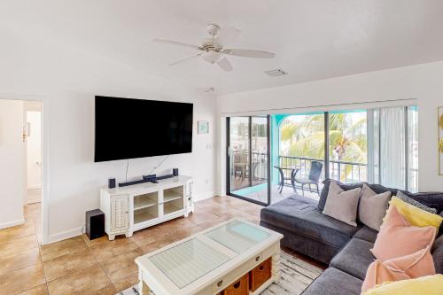 Waterfront home with boat canal access, screened lanai, & renovated interior in Ramrodkija (FL)