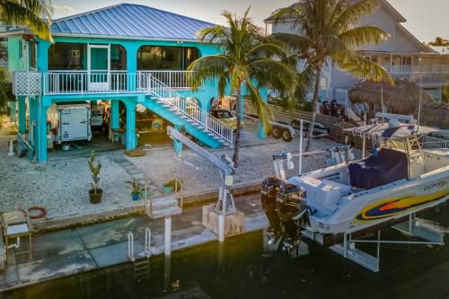 Waterfront home with boat canal access, screened lanai, & renovated interior in Ramrodkija (FL)