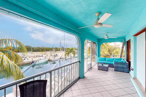 Waterfront home with boat canal access, screened lanai, & renovated interior in Ramrodkija (FL)