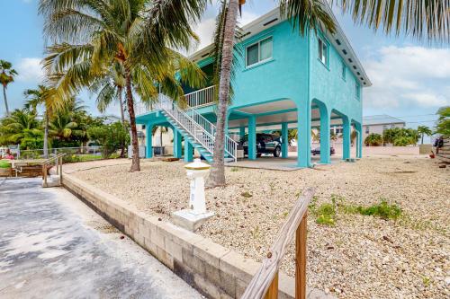 Waterfront home with boat canal access, screened lanai, & renovated interior in Ramrodkija (FL)