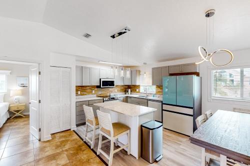 Waterfront home with boat canal access, screened lanai, & renovated interior in Ramrodkija (FL)