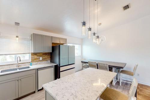 Waterfront home with boat canal access, screened lanai, & renovated interior in Ramrodkija (FL)
