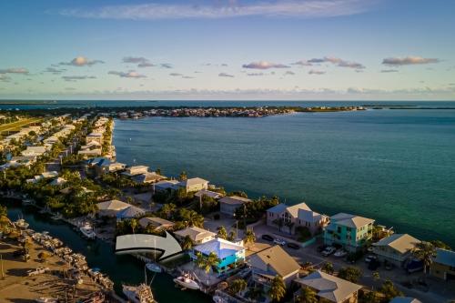 Waterfront home with boat canal access, screened lanai, & renovated interior in Ramrodkija (FL)