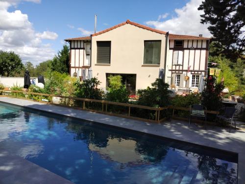 Hostelry Domaine, restaurant & piscines privés (Hostelry Domaine, restaurant & piscines prives) in Charbonnieres-les-Bains