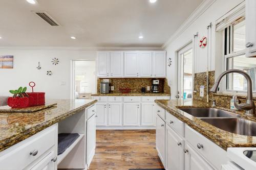Peaceful Florida Retreat with Stunning Waterfront Views, Game Room & High-Speed in Ramrodkija (FL)