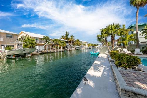Canalfront house with private pool, WiFi, private washer and dryer, and central AC in Ramrodkija (FL)