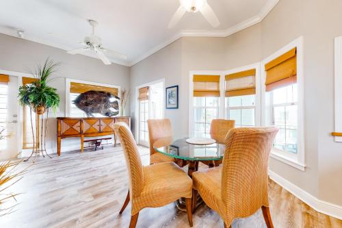 Canalfront house with private pool, WiFi, private washer and dryer, and central AC in Ramrodkija (FL)