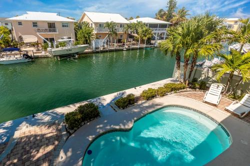 Canalfront house with private pool, WiFi, private washer and dryer, and central AC in Ramrodkija (FL)