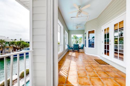 Canalfront house with private pool, WiFi, private washer and dryer, and central AC in Ramrodkija (FL)