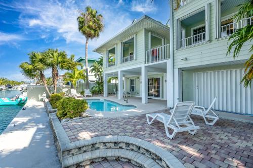Canalfront house with private pool, WiFi, private washer and dryer, and central AC in Ramrodkija (FL)