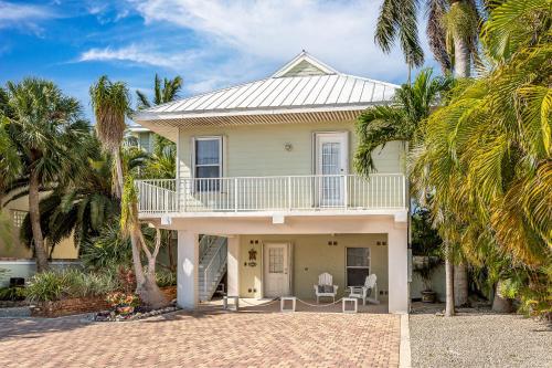 Canalfront house with private pool, WiFi, private washer and dryer, and central AC in Ramrodkija (FL)