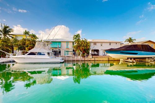 Summerland Canal-Front Escape with Plunge Pool, Dock, Tiki Bar, WiFi & Laundry in Ramrodkija (FL)